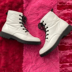 Steve Madden girls white boots.  Madden girl size 3. Jbetty